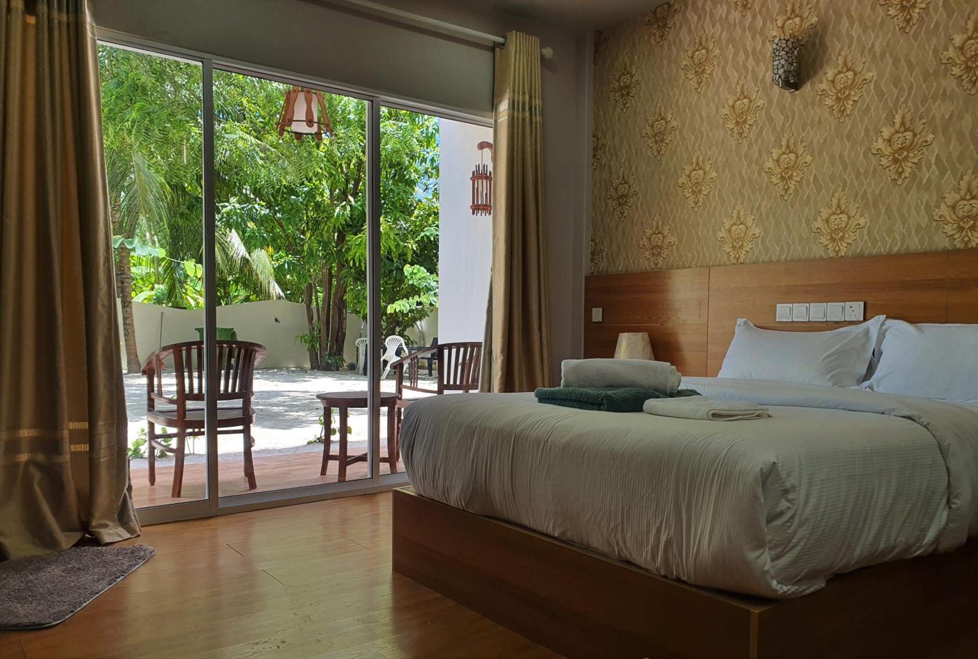 Ukulhas Villa Beach Hotel Exterior foto